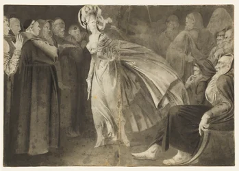 Mujer de pie entre los frailes