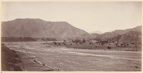 Vista general de las aldeas y el paso de Kadm a la izquierda de Jumrood