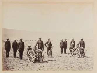 Un grupo de soldados con dos ametralladoras Gatling
