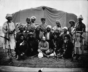 Mayor Cavagnari con Sirdars y Kunae Synd, c. 1878