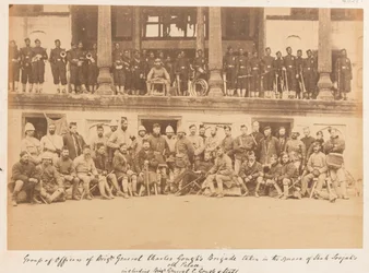 Oficiales y hombres de la Brigada del General de Brigada Gough en la plaza del Palacio de Shah Shujah, 1880