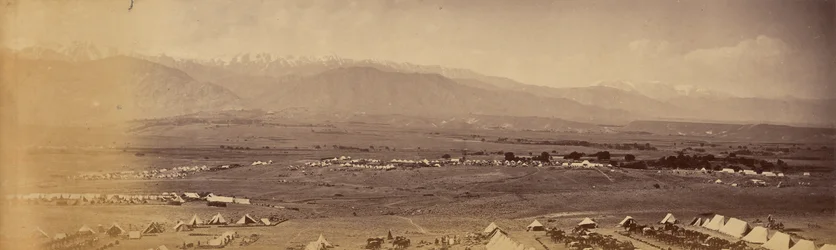Panorama del campamento Safed Sang desde el campamento 51, Safed Koh en la distancia