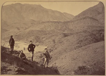 [Soldados en la ladera]