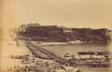 El Puente de las barcas y el Fuerte, desde Khairabad