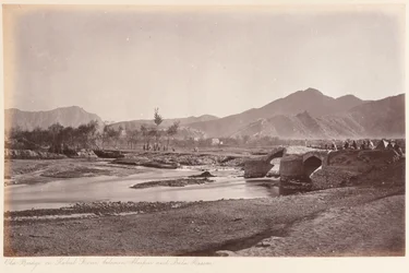 El viejo puente sobre el río Kabul