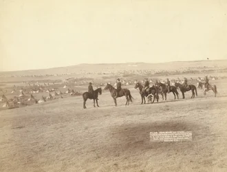 Gen. Miles y su personal viendo el campamento indio hostil más grande en EE.UU., cerca de Pine Ridge
