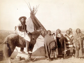 Mujeres indias Lakota en tipi, 1891