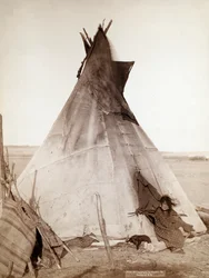 Niña Oglala Sentada Frente a un Tipi