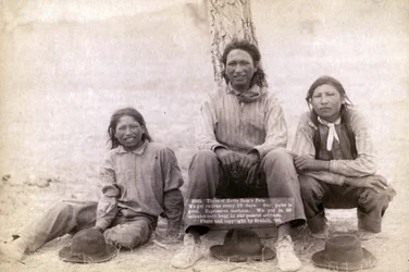 Tres adolescentes Lakota con ropa occidental, 1891