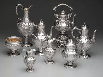 Hervidor de agua en soporte, cafetera, chocolatera, cuenco de desechos, azucarero, jarra de leche, jarra de crema y jarras, c.1851