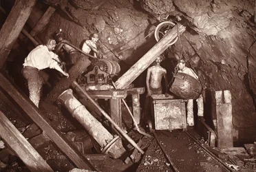 Pozo de la máquina en el 406, mina Cook