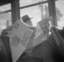Leyendo noticias de guerra a bordo de un tranvía de San Francisco