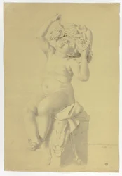 Estatua antigua de putto sentado sosteniendo máscara de Sileno