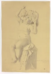 Estatua antigua de putto sentado sosteniendo máscara de Sileno