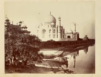 [Taj Mahal desde las orillas del río Yamuna]