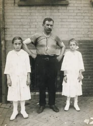 Un obrero y sus hijas, Kensington, Filadelfia