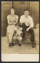 [Familia con muñeca en la entrada]