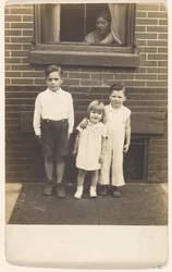 [Retrato de tres niños]