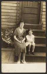[Mujer y niño]