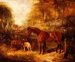 Un pony bayo ensillado y galgos en un paisaje fluvial boscoso