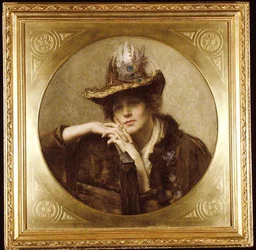 Mujer con Sombrero de Pluma de Pavo Real