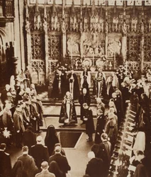 El rey Eduardo VIII esparce tierra sobre el ataúd de su padre, 1936