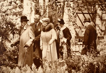 El rey Jorge y la reina María en el Chelsea Flower Show, años 1930