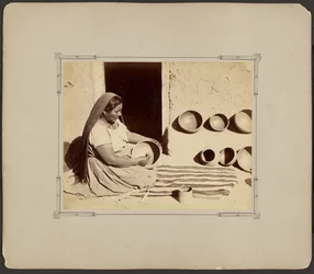 Mujer puliendo cerámica