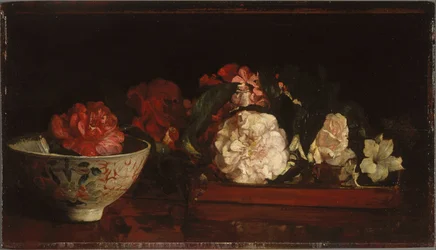 Flores en una bandeja japonesa sobre una mesa de caoba
