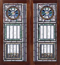 Un par de ventanas de vidrio emplomado