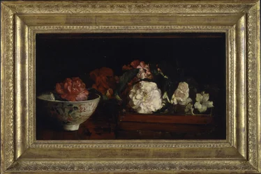 Flores en Bandeja Japonesa sobre Mesa de Caoba