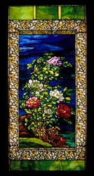 Ventana: Peonías al viento, posiblemente
1889/reformada hacia 1908 Vidrio emplomado con lámina de cobre)