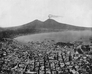 Vista de la Bahía de Nápoles (Italia) y al fondo el Vesubio