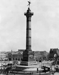 Plaza de la Bastilla en París con la columna de Julio construida en 1834