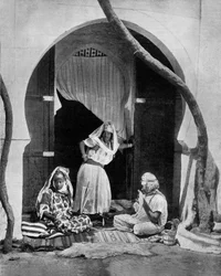 Grupo de mujeres moras, Argelia, c.1890, fotografía de John Lawson Stoddard (1850-1931), viajero y conferenciante, publicación educativa para Chicago