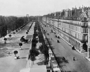 Rue de Rivoli en París, a la izquierda el jardín de las Tullerías, al fondo el Arco de Triunfo, hacia 1900