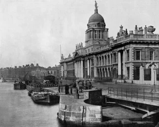 La aduana en Dublín (Irlanda) inaugurada en 1791 (foto en blanco y negro)