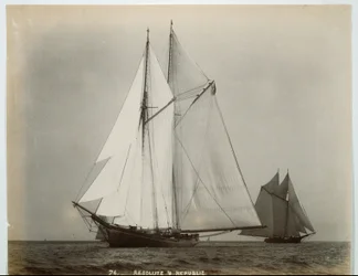 Los yates goleta RESOLUTE +
REPUBLIC, probablemente 1890 (Impresión a la albúmina)