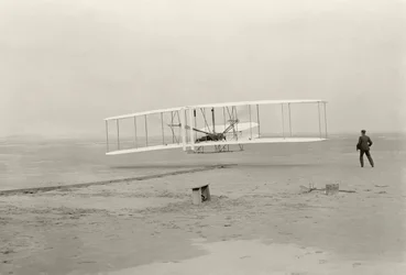 El Wright Flyer I realiza su primer vuelo de 120 pies en 12 segundos, en Kitty Hawk, Carolina del Norte