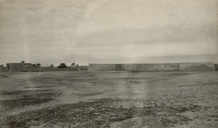 Fuerte, presumiblemente el Fuerte Mosselstein de la VOC en Band-e Charak cerca de Bandar-e Lengeh en Irán.