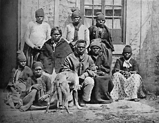 Un grupo de algunos de los últimos tasmanos con vestimenta europea, 1902