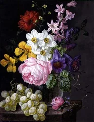 Rosas, narcisos y flores en un jarrón