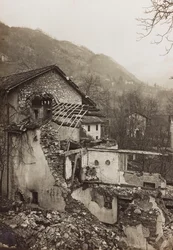 Álbum "Meine weltkriegs - Erinnerungen South-West Front (Carintia, Italia, Tirol del Sur) 31/03/1915-12/11/1918 - Josef Zohles Wien": escombros de una casa