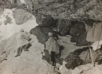 Álbum "Meine weltkriegs - Erinnerungen South-West Front (Carintia, Italia, Tirol del Sur) 31/03/1915-12/11/1918 - Josef Zohles Wien": búnker militar en una montaña