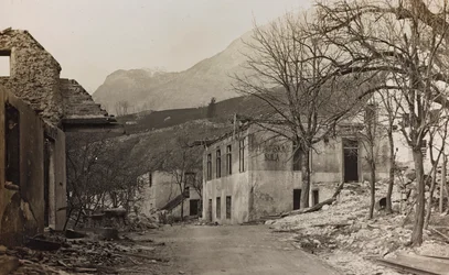 Álbum "Meine weltkriegs - Erinnerungen South-West Front (Carintia, Italia, Tirol del Sur) 31/03/1915-12/11/1918 - Josef Zohles Wien": escombros en Bovec