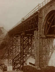 Puente reconstruido (foto en b/n)