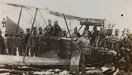 Soldados austriacos con un militar
