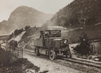 Vehículos militares a lo largo de la carretera