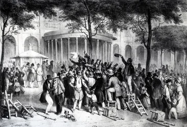 Lectura de los fallos publicados en el periódico Moniteur en los jardines del Palacio Real en París, 26 de julio