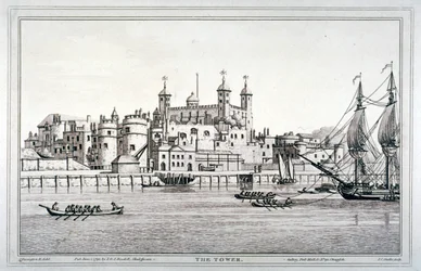 Vista sur de la Torre de Londres con barcos en el río Támesis